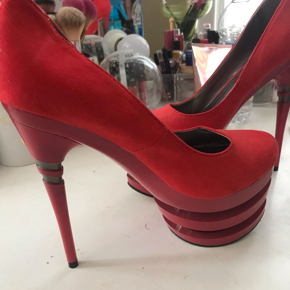 Miss Lola red pumps
